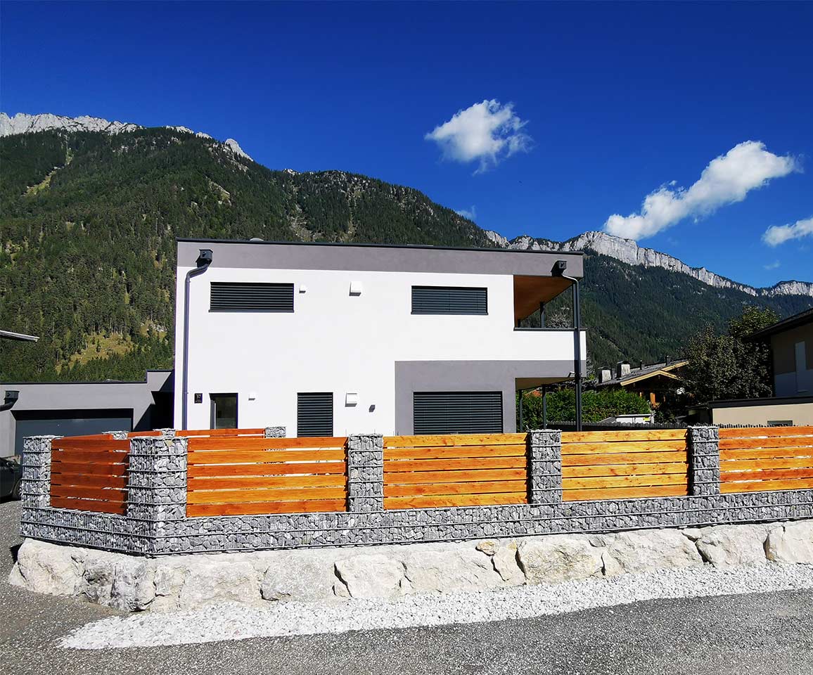 Zaun aus Gabionen und Holz