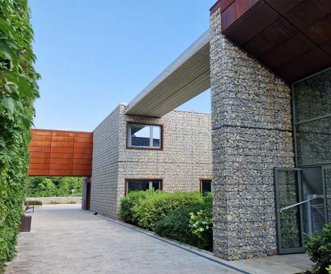 Modernes Hausdesign mit Gabionenverkleidung