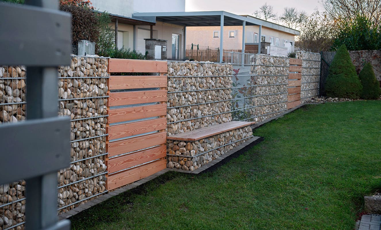 Gabionenbank bei der Einzäunung