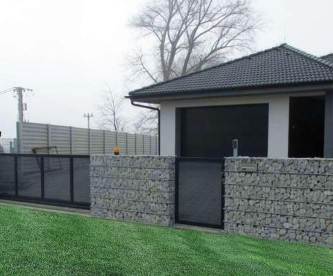 nizky plot gabion k modernému bungalovu