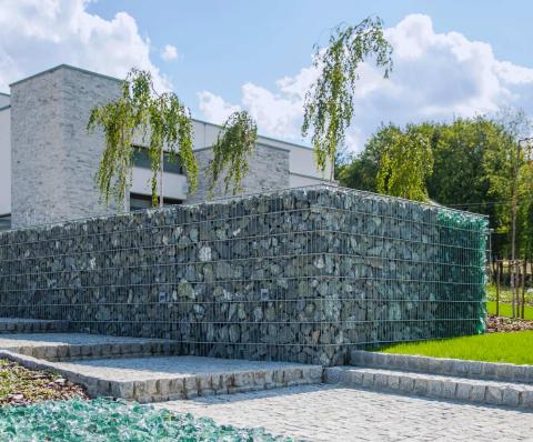 záhradná stena z gabionov pri modernom dome