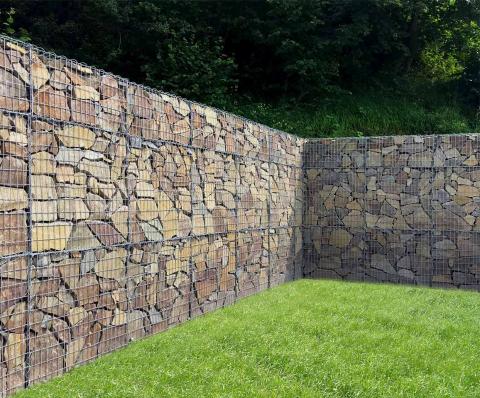 Gabionenwand mit edlem Andesit-Stein