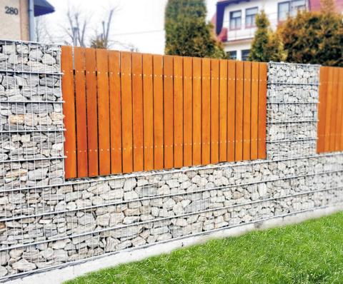 Gabionenzaun mit Holzfüllung