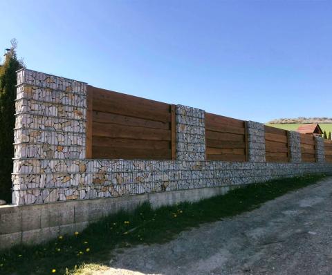 Gabionenzaun mit Holzfüllung