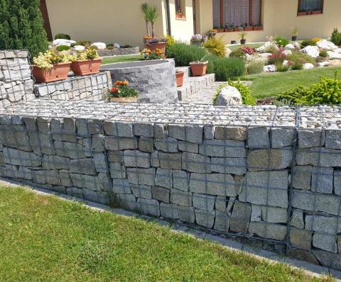 Gabionenzaun aus Körben mit Granitwürfel-Füllung