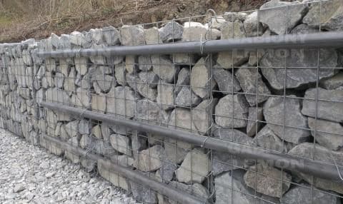 Montage eines Gabionenzauns