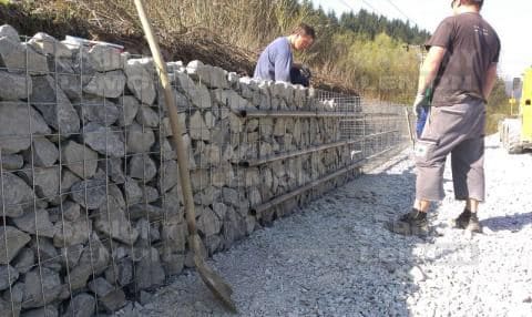 Bau eines Gabionenzauns