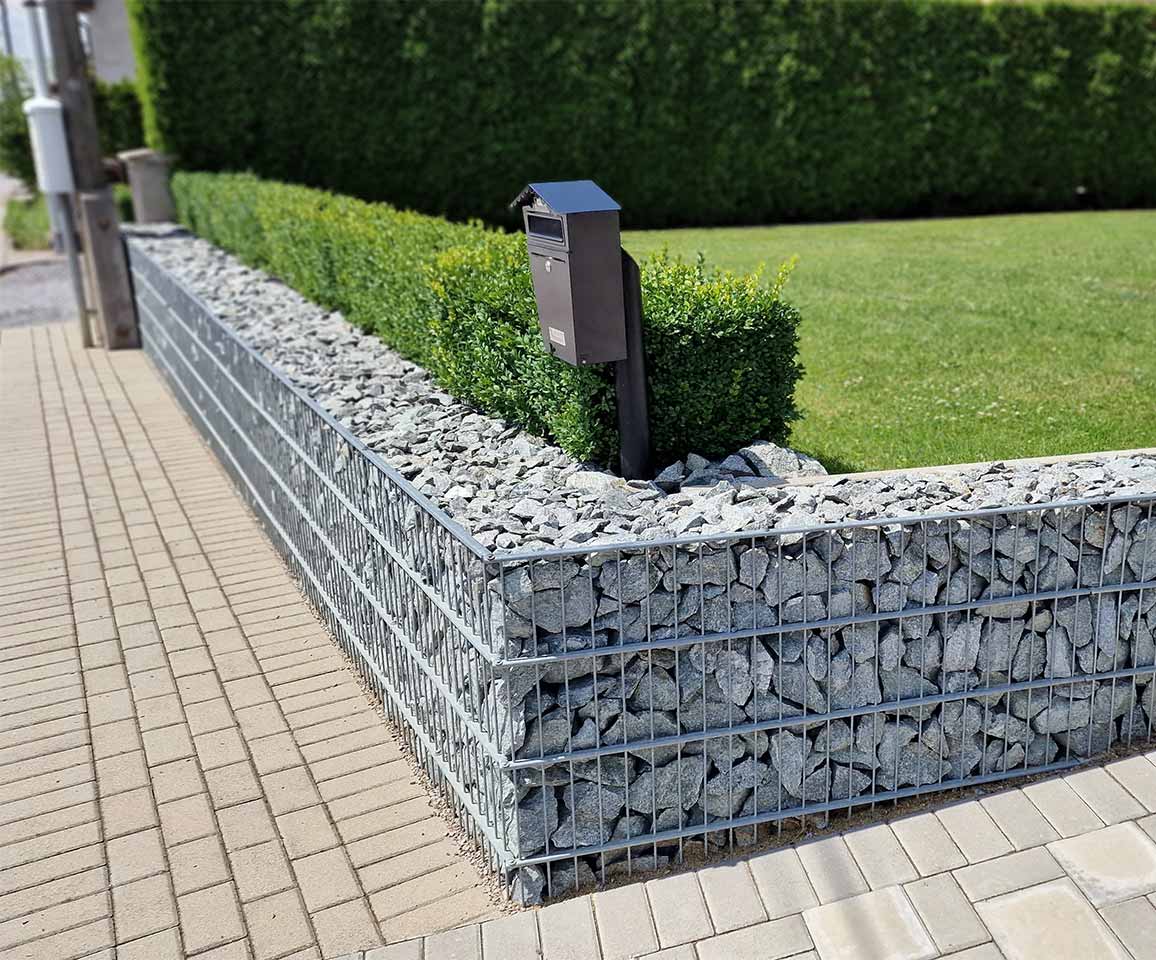 Gabionenverkleidung einer niedrigen Mauer