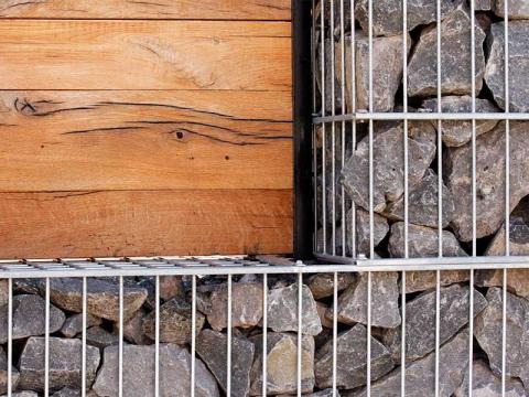 Gabionenzaun mit Holz