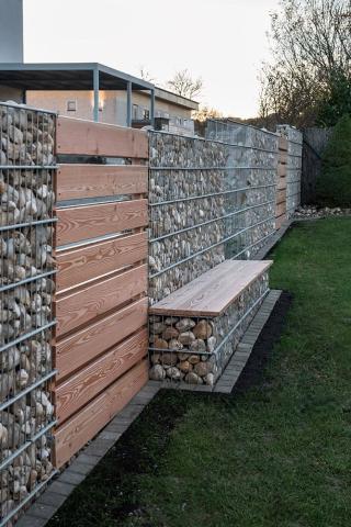 Gabionenbank als Teil eines Gabionenzauns